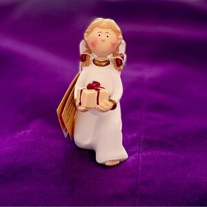 Gilde Angel Figurines and Ornaments. Item no: 28018. Kneeling girl holding gift